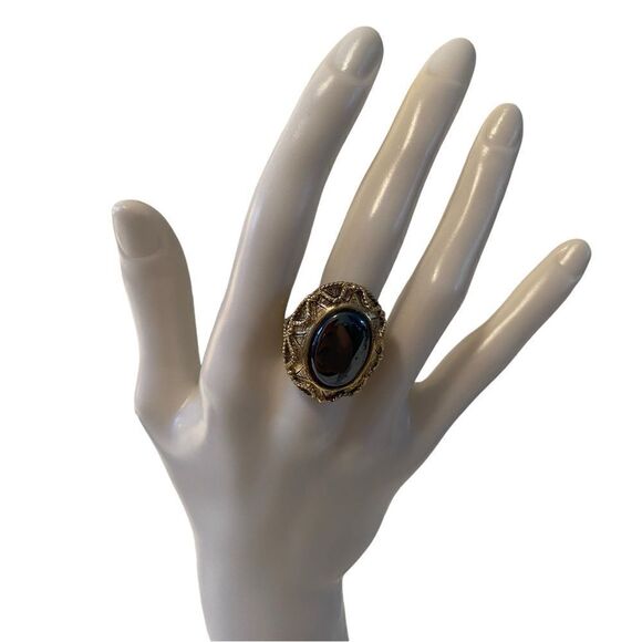 Ornate Vintage Goldtone Statement Ring w/ Gray Iridescent Oval Stone. - Picture 2 of 5